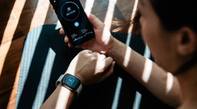 Smartwatch and data on a smartphone